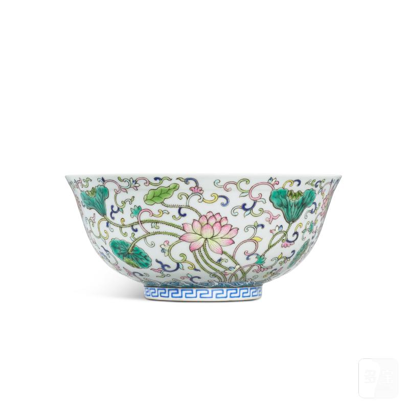A famille-rose and blue and white 'lotus' bowl, Mark and period of Tongzhi | 清同治 外粉彩內青花蓮紋盌 《大清同治年製》款 - 图3